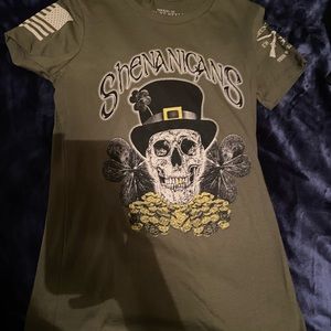 Women’s size m grunt style t shirt